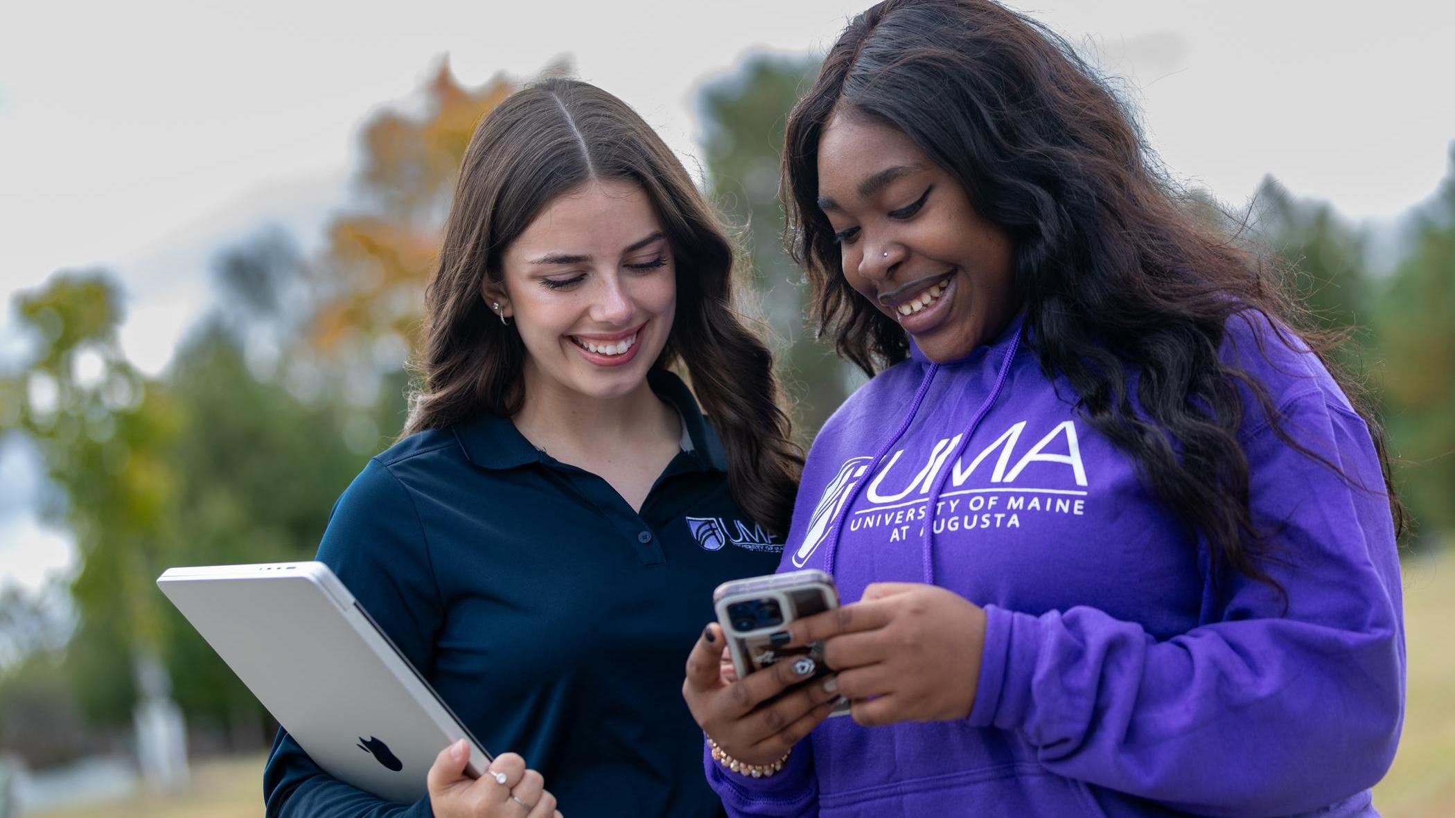 UMA students using mobile devices