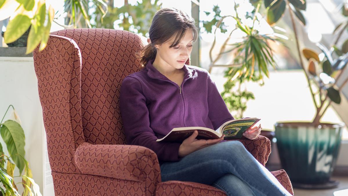 UMA student reading in the Katz Library